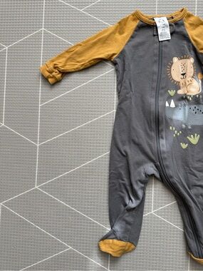 Gerber|Baby boy Gray & Mustard Lion & animal print  One-Piece footies,3-6M•••